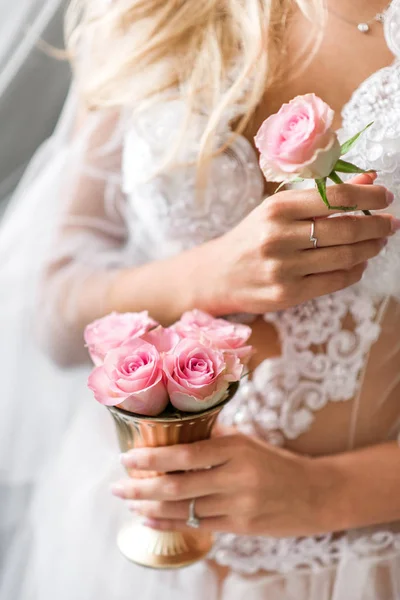 Noiva Tira Uma Rosa Monte Suas Mãos Seu Corpo Uma — Fotografia de Stock