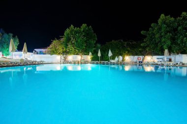 Bir seaside hotel gece adlı muhteşem bir havuzda resmini