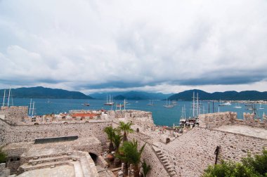 Panoramik deniz ve tesisi ile eski moda tuğla binalar su, inanılmaz bulutlu gökyüzü üzerinde çok sayıda Yatlar