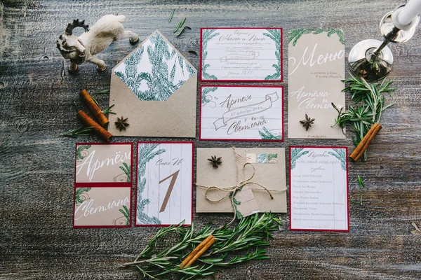 結婚式髪飾りの概念 トップ ビューのセット 結婚式は 木製の背景に印刷を拡大しました スクラップブッ キング 結婚式のカードや招待状 保育カード テーブル番号 — ストック写真