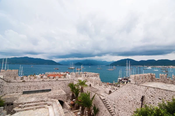Panoramik deniz ve tesisi ile eski moda tuğla binalar su, inanılmaz bulutlu gökyüzü üzerinde çok sayıda Yatlar