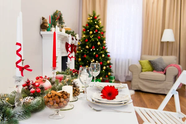 Año Nuevo Decorado Acogedora Sala Estar Hermoso Árbol Decoraciones Verdes —  Fotos de Stock