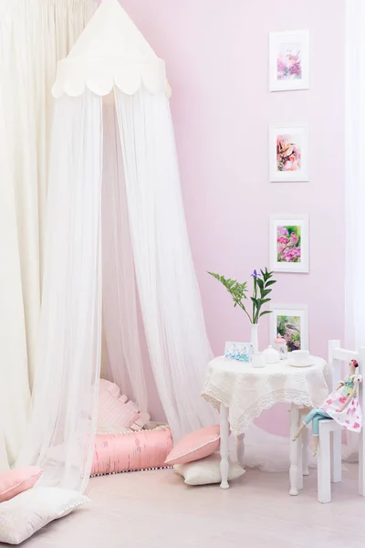 少女般的粉红色房间 有一个轻的树冠和一个柔和的白色布盖表 女孩室内房 — 图库照片