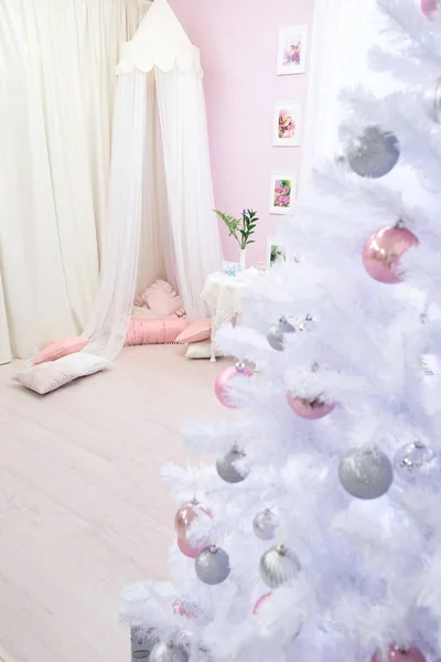 Vista Una Habitación Color Rosa Claro Femenino Desde Árbol Navidad —  Fotos de Stock