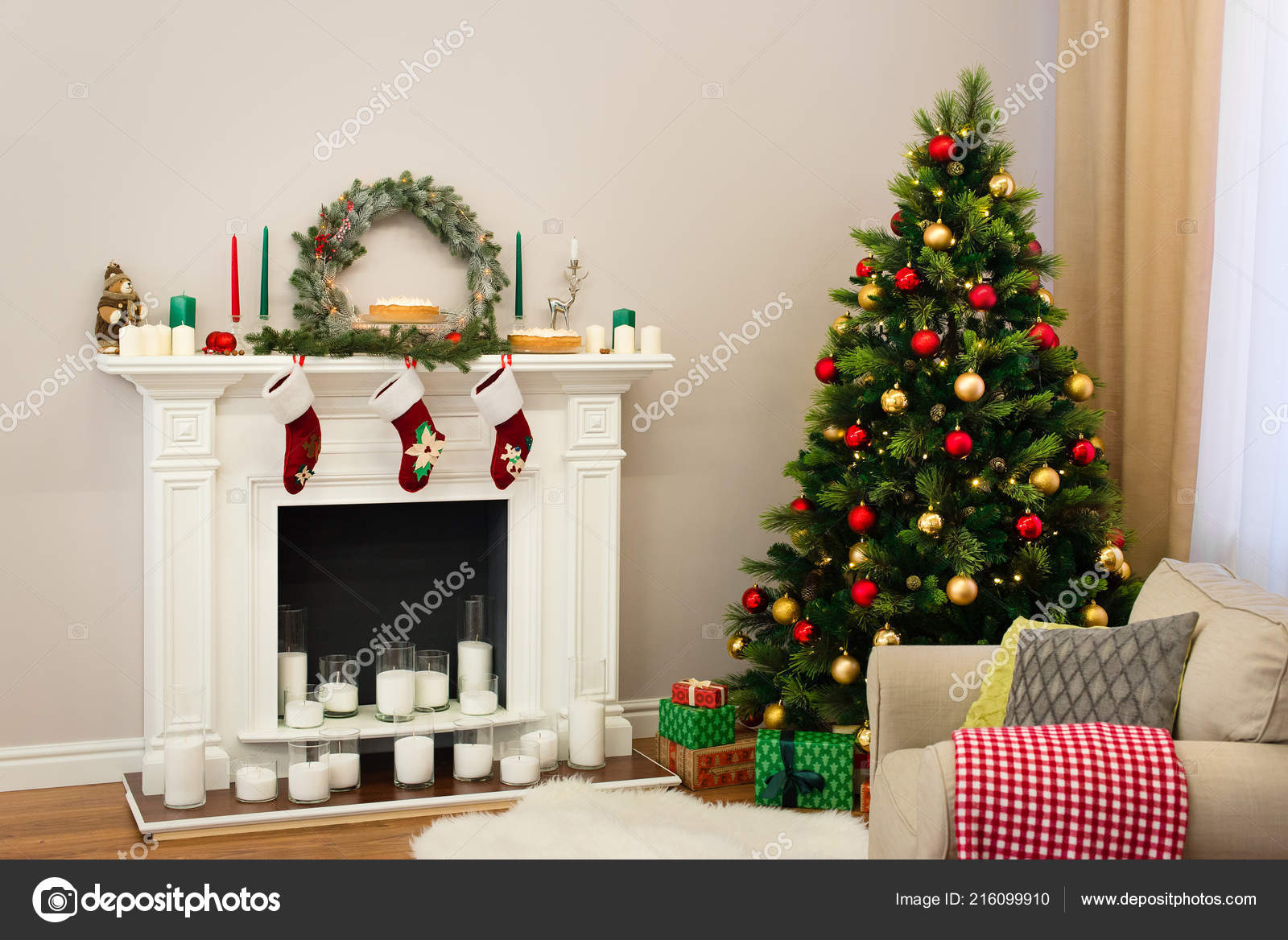 Árvore de natal com presentes-de-rosa em uma sala de natal branco. casa  lindamente decorada com brinquedos cor de rosa, árvore decorada e presentes  para o natal.