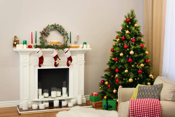 新年装饰的房子 一棵精致的圣诞树 里面装满了五颜六色的玩具和壁炉 上面挂着蜡烛和传统袜子 节日装饰的房间 圣诞树下有礼物 — 图库照片