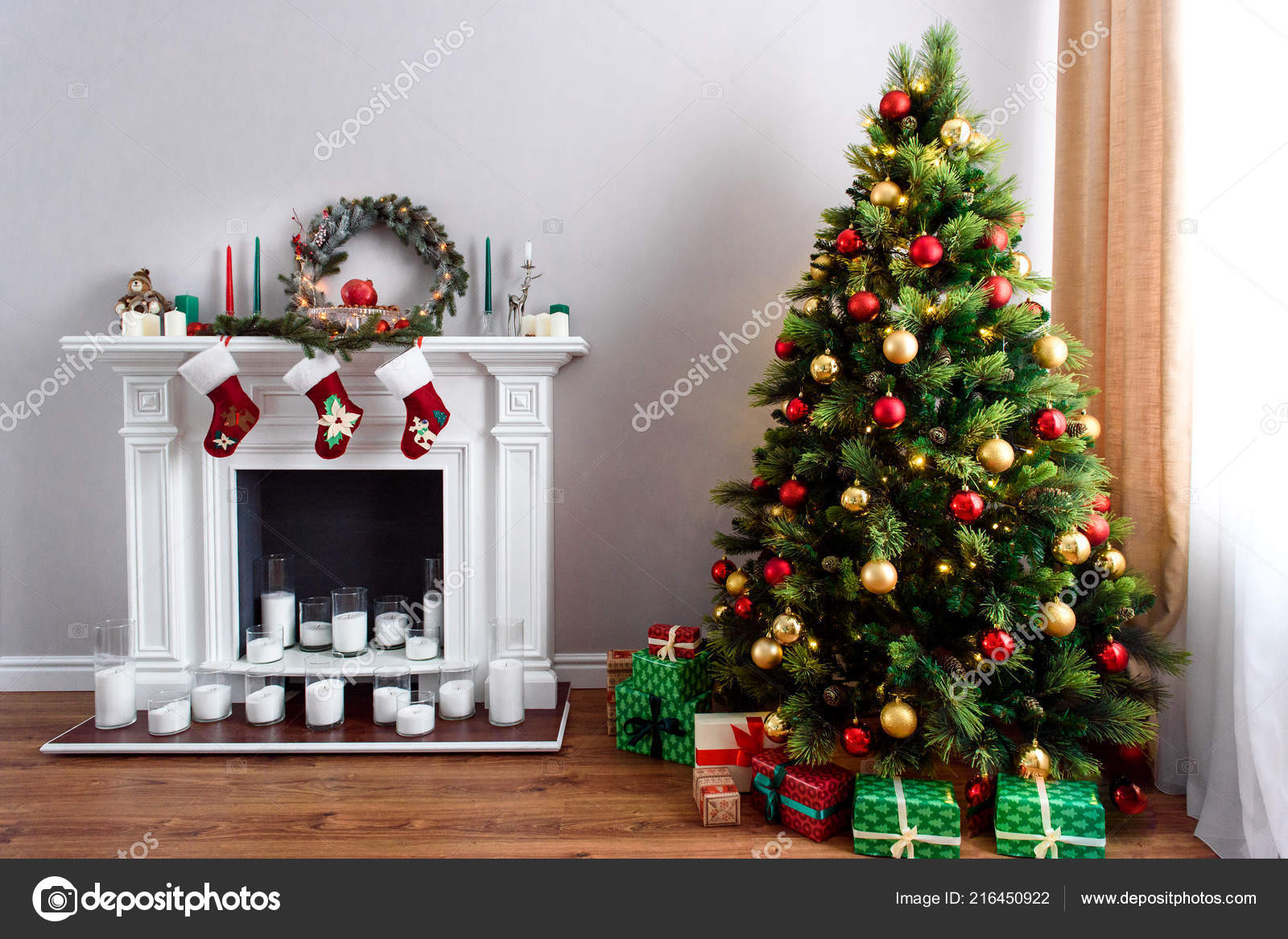 Árvore de natal com presentes-de-rosa em uma sala de natal branco. casa  lindamente decorada com brinquedos cor de rosa, árvore decorada e presentes  para o natal.