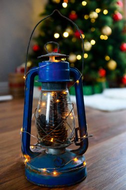 Yeni yıl ve Noel süslemeleri. Küçük sarı ışıklarla süslenen Noel ağacı arka plan kopya alanı üzerinde büyüleyici bir geleneksel lamba