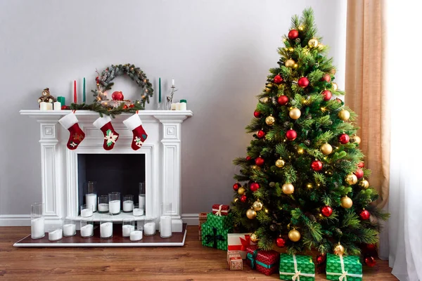 Gemütlicher Traditioneller Weihnachtsschmuck Grüner Baum Voller Spielzeug Und Ein Schöner — Stockfoto