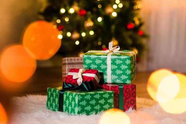 Algunos Regalos Agradables Papel Envolver Año Nuevo Una Alfombra Blanca —  Fotos de Stock