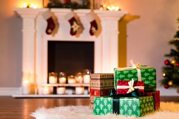 新年礼物堆在一个传统装饰的壁炉对面的主题包装 圣诞礼品盒配饰 复印空间 — 图库照片
