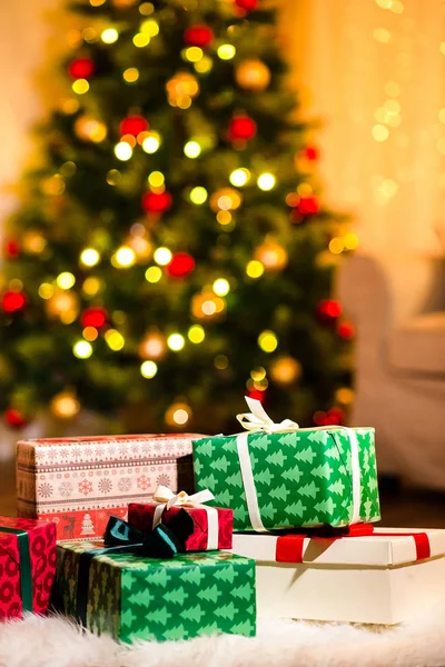 Montón Regalos Papel Regalo Navidad Una Imagen Borrosa Árbol Decorado —  Fotos de Stock