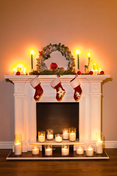 Traditioneller Kamin Mit Vielen Kerzen Und Weihnachtlichen Attributen Zimmer Weihnachtsbaum — Stockfoto