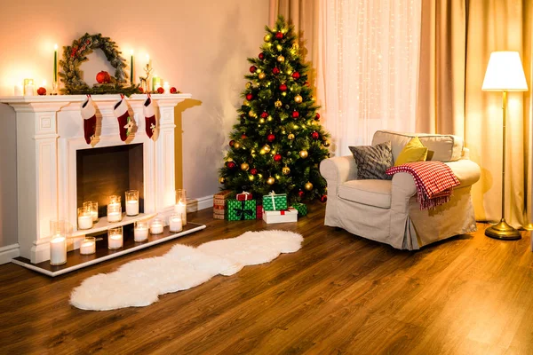 居心地の良いリビング ルーム クリスマスが来る 素敵な暖炉 柔らかいソファと偉大なツリーの装飾から暖かな光に満ちて クリスマス ツリー ルームライト暖炉クリスマスのホーム インテリア装飾 — ストック写真