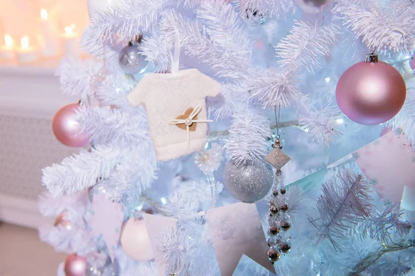 Árbol Navidad Blanco Árbol Blanco Estilo Moderno Con Mármol Como — Foto de Stock