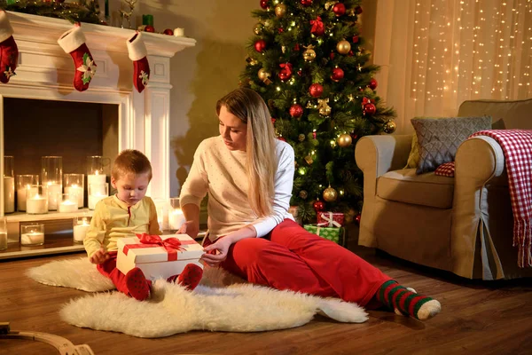 Joven Está Listo Para Abrir Regalo Navidad Madre Está Ayudando —  Fotos de Stock