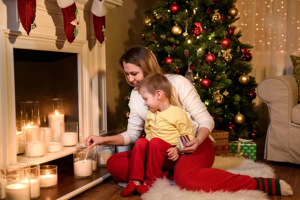 Genç Anne Oğlu Bir Noel Günü Beyaz Mum Şömine Dekore — Stok fotoğraf