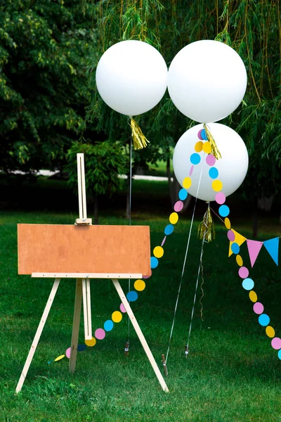 Artesanato Cavalete Com Balões Bonitos Fundo Jardim Verão — Fotografia de Stock