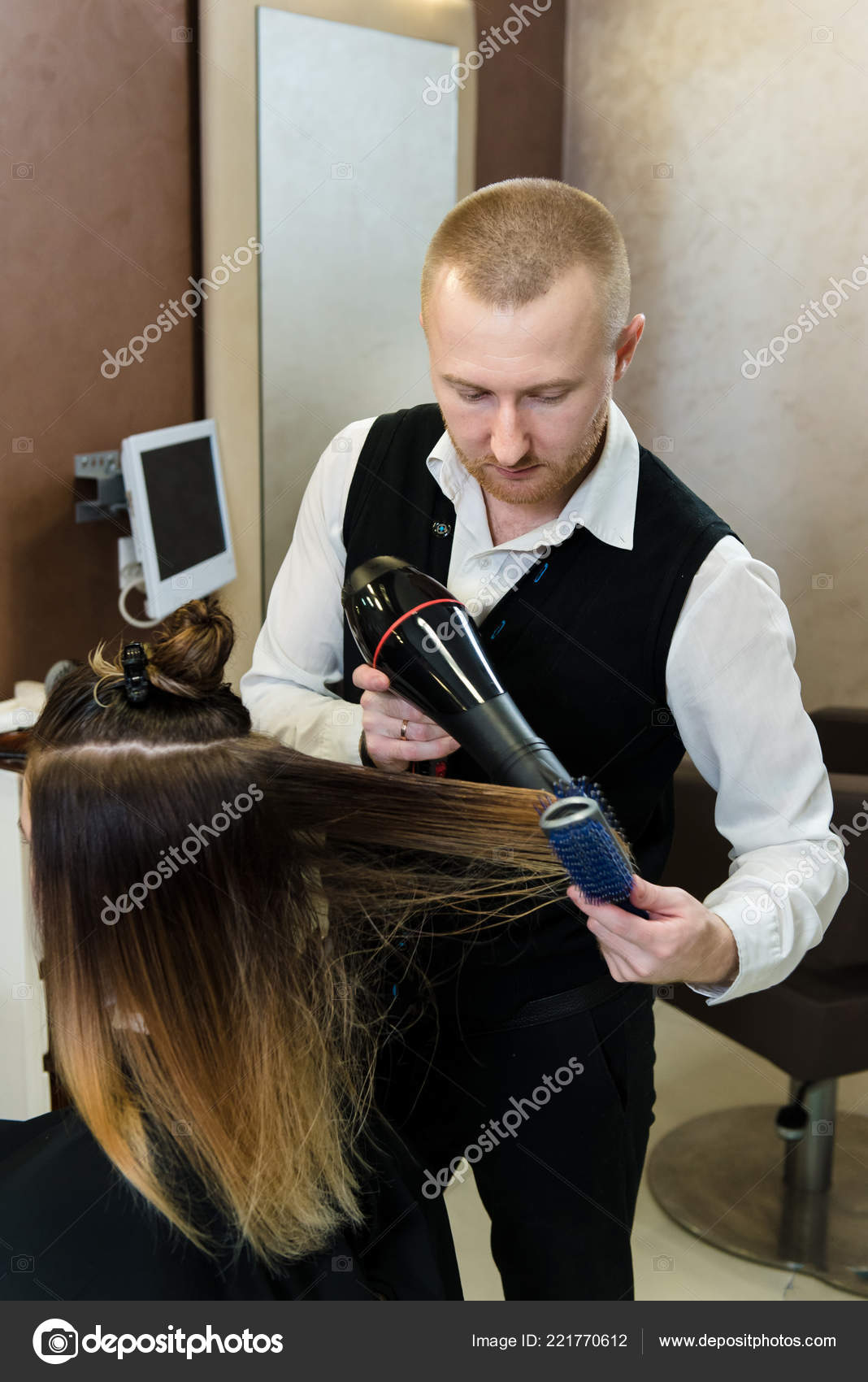 Cabeleireiro Profissional Com Secador De Cabelo Foto de Stock