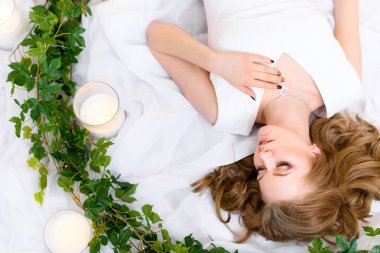 Yalancı bir genç kıza dokunmak onun kalp Kolye düşünceli şeklinde, doğal kalın saç okuyamayacağı, gözleri düzenlenen yalan üstten görünüm