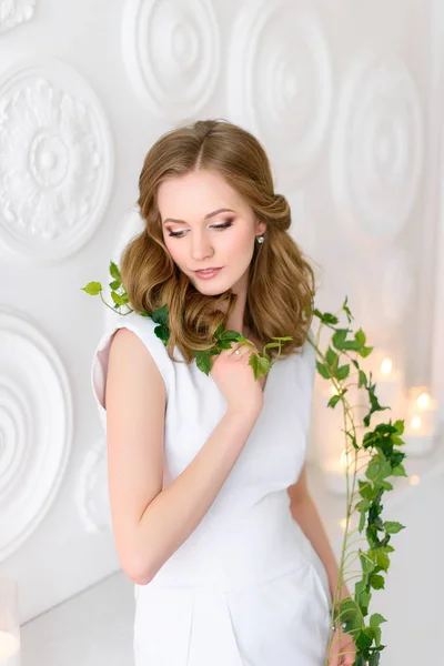 Natuurlijk Ogen Mooie Jonge Vrouw Met Een Lange Groene Tak — Stockfoto