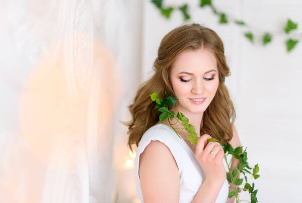 Концепция здоровья и красоты - портрет молодой аккуратной женщины, застенчиво улыбающейся, густые натуральные волосы мягко падают с ее плеч
