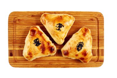 Puf böreği ahşap arka plan üzerinde üçgen börek. Üstten görünüm.