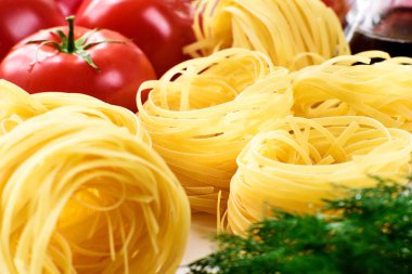 Kırmızı sarı ve yeşil ürünleri - makarna, domates, yeşillik kontrast yakın resmi