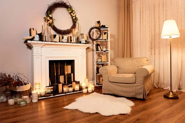 Sonbaharda sıcacık bir evde. Mumlu şömine, rahat koltuk, duvarında sonbahar çelengi. Arka planda gece pencereleri