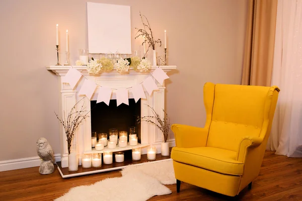 这个房间是为复活节装饰的 一个复活节的角落 白色和黄色的对比 温暖的蜡烛和小花在壁炉上 文本位置 — 图库照片