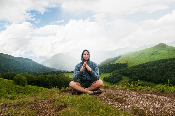 Viaggiatore Uomo Rilassante Meditazione Con Vista Serena Montagne Viaggio Stile — Foto Stock