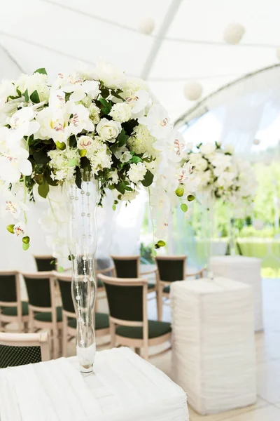 Belamente Decorado Cores Brancas Salão Casamento Marquise Casamento Com Buquês — Fotografia de Stock