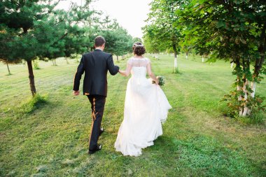 Yeşil bir yaz bahçesinde kaçan evli bir çift.