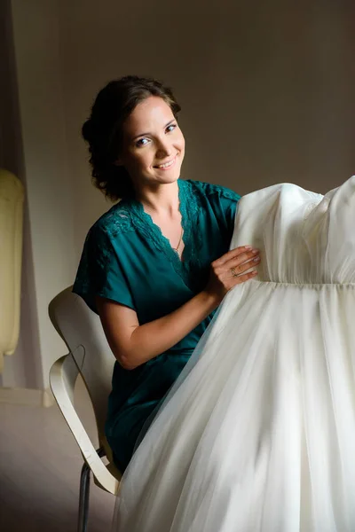 Felice Giovane Sposa Tenendo Suo Abito Sposa Bianco — Foto Stock