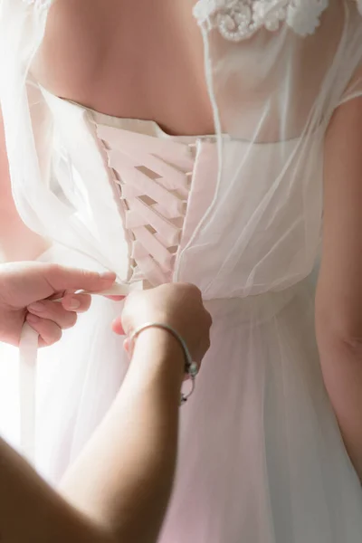 Весільний Ранок Наречена Носить Сукню Чарівна Біла Весільна Сукня Зафіксована — стокове фото
