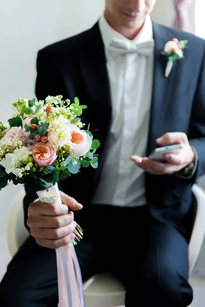 Novio Con Teléfono Novio Mejor Look Con Lindo Bouquete Boda — Foto de Stock