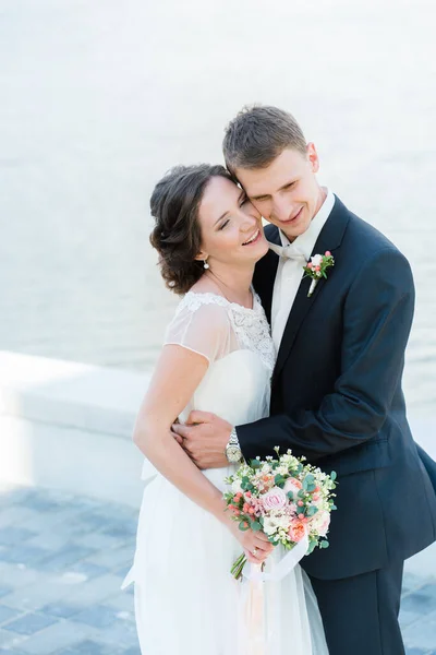 Щаслива Молода Пара Щойно Одружилася Сміється Молода Весільна Пара Обіймає — стокове фото