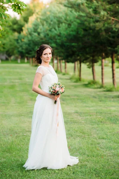 Bella Timida Giovane Sposa Piedi Piena Altezza Una Foto Alberi — Foto Stock