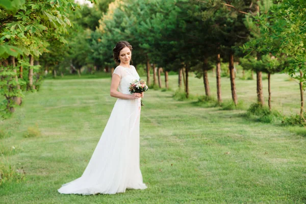 Ritratto Sposa Attraente Piedi Abito Sposa Sullo Sfondo Del Verde — Foto Stock