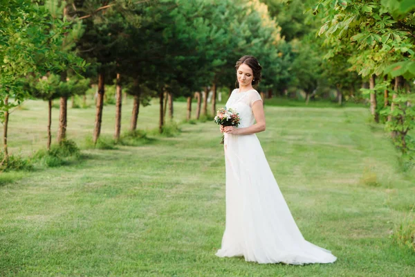 Sposa Che Tiene Mazzo Fiori Matrimonio — Foto Stock