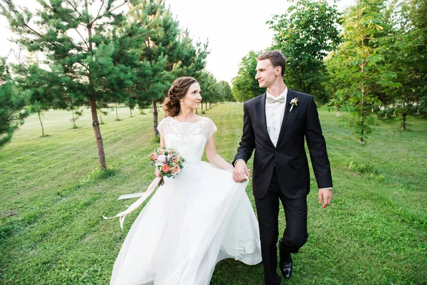 Nice Wedding Couple Walking Green Garden Holding Hands Looking Each — Stock Photo, Image