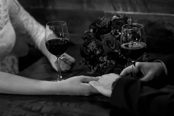 Handen Van Pasgetrouwden Met Een Glas Wijn Aan Tafel Café — Stockfoto