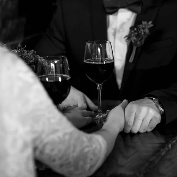 Bril Met Wijn Bruid Bruidegom Handen Gelukkig Pasgetrouwden Drinken Liefdevol — Stockfoto