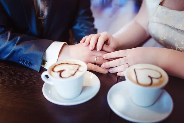 Una Pareja Recién Casada Está Sentada Café Para Tomar Una —  Fotos de Stock