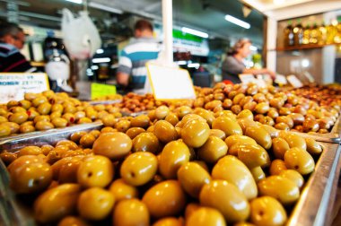 Kırsal pazarda marine edilmiş zeytinlerin olduğu tezgah.