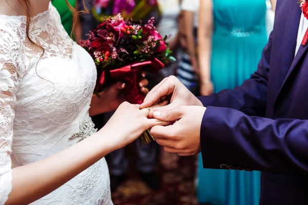 Γαμπρός Βάζει Βέρα Στο Δάχτυλο Της Νύφης Νύφη Κρατάει Ένα — Φωτογραφία Αρχείου
