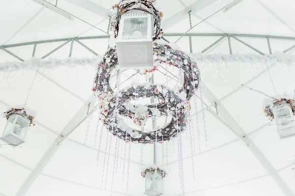 Chandelier Made White Flowers Hangs White Tent — Stock Photo, Image