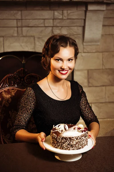 Photo European Woman Holding Cake Look Camera — Stock Photo, Image