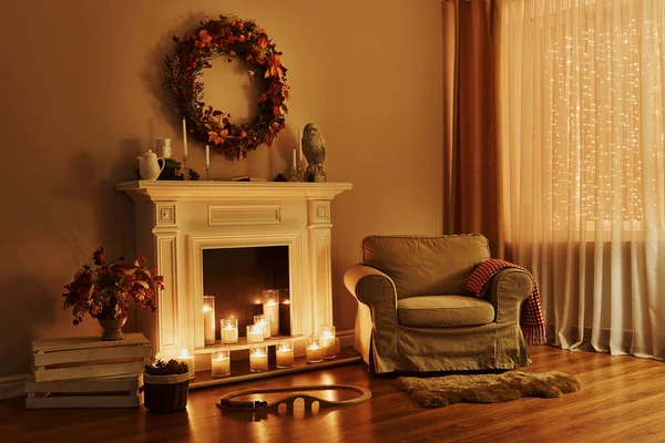 有装饰的舒适的客厅 舒适的壁炉 有扶手椅 舒适的房子里的内部 — 图库照片