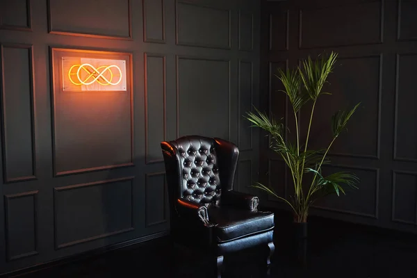 现代客厅的内部 有皮革扶手椅和绿色墙壁上的霓虹灯标志 — 图库照片